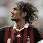 AC Milan&#039;s captain Paolo Maldini acknwoledges the supporters at the end of his team&#039;s Serie A match against AS Roma in Milan&#039;s San Siro Stadium on May 24, 2009. AFP PHOTO/FILIPPO MONTEFORTE