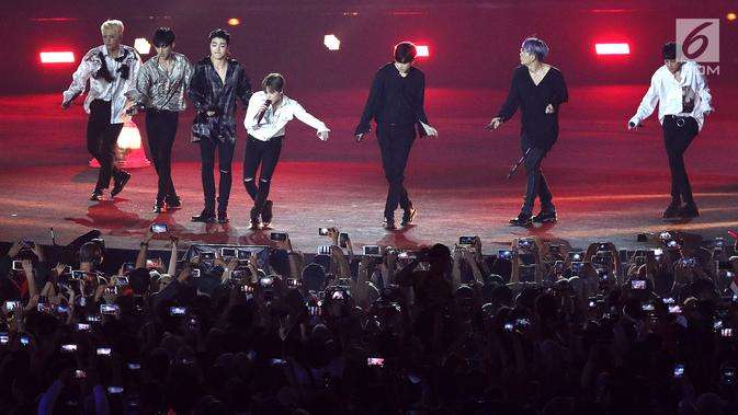 Boy band Korea Selatan, iKON tampil menghibur penonton pada upacara penutupan Asian Games 2018 di Stadion Gelora Bung Karno, Jakarta, Minggu (2/9). Mereka membawakan dua lagu selama 20 menit. (Liputan6.com/Helmi Fithriansyah)