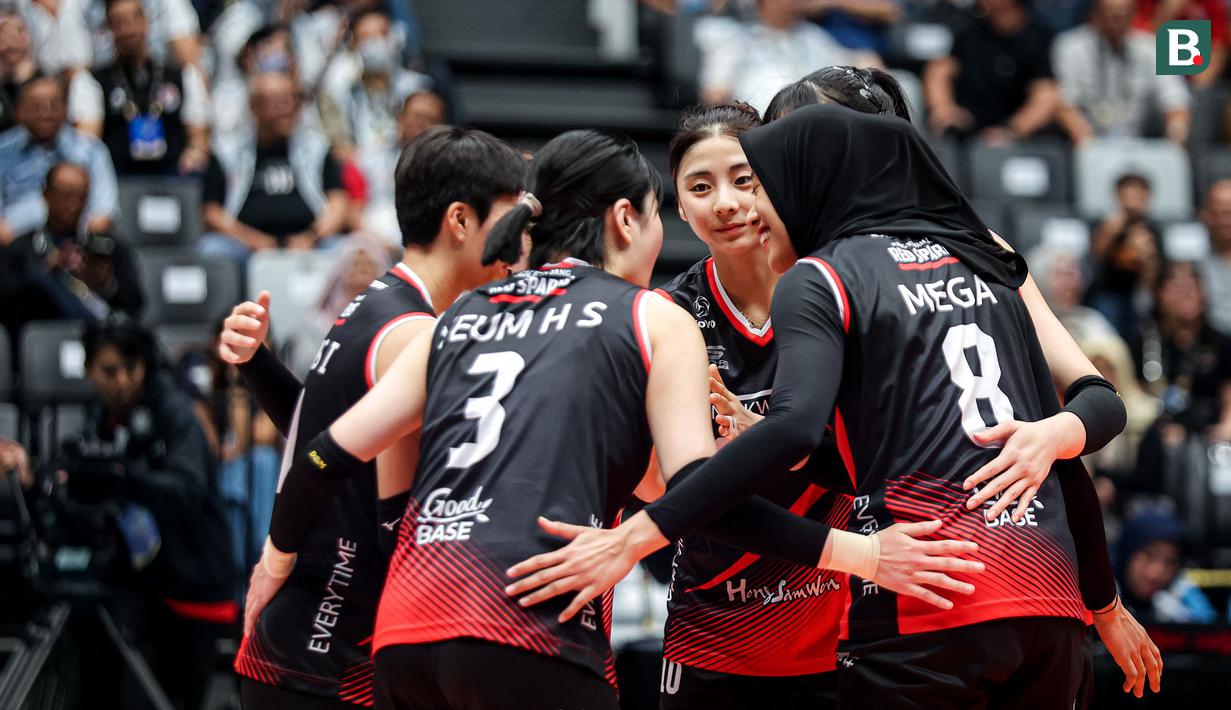 <p>Selebrasi para pemain Red Sparks, Megawati Hangestri dkk setelah mencetak angka saat menghadapi tim putri Indonesia All Star pada laga ekshibisi bola voli fun volleyball di Indonesia Arena, Senayan, Jakarta, Sabtu (20/4/2024). Red Sparks menang 3-2 (25-17, 25-15, 19-25, 18-25 dan 15-12). (Bola.com/Bagaskara Lazuardi)</p>