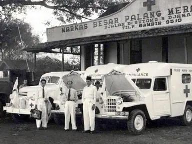 Jeep menjadi armada ambulance Palang Merah Indonesia (PMI) di era pertengahan tahun 1950an. (Source: bus-truk.id)
