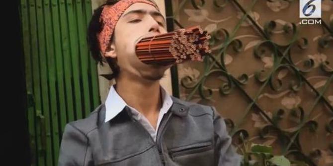 VIDEO: Pria Ini Memasukkan 138 Pensil ke Dalam Mulut