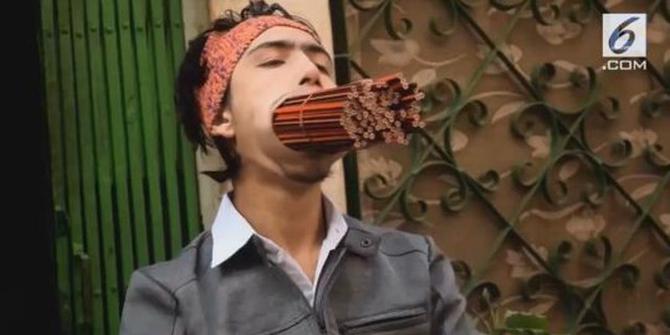 VIDEO: Pria Ini Memasukkan 138 Pensil ke Dalam Mulut