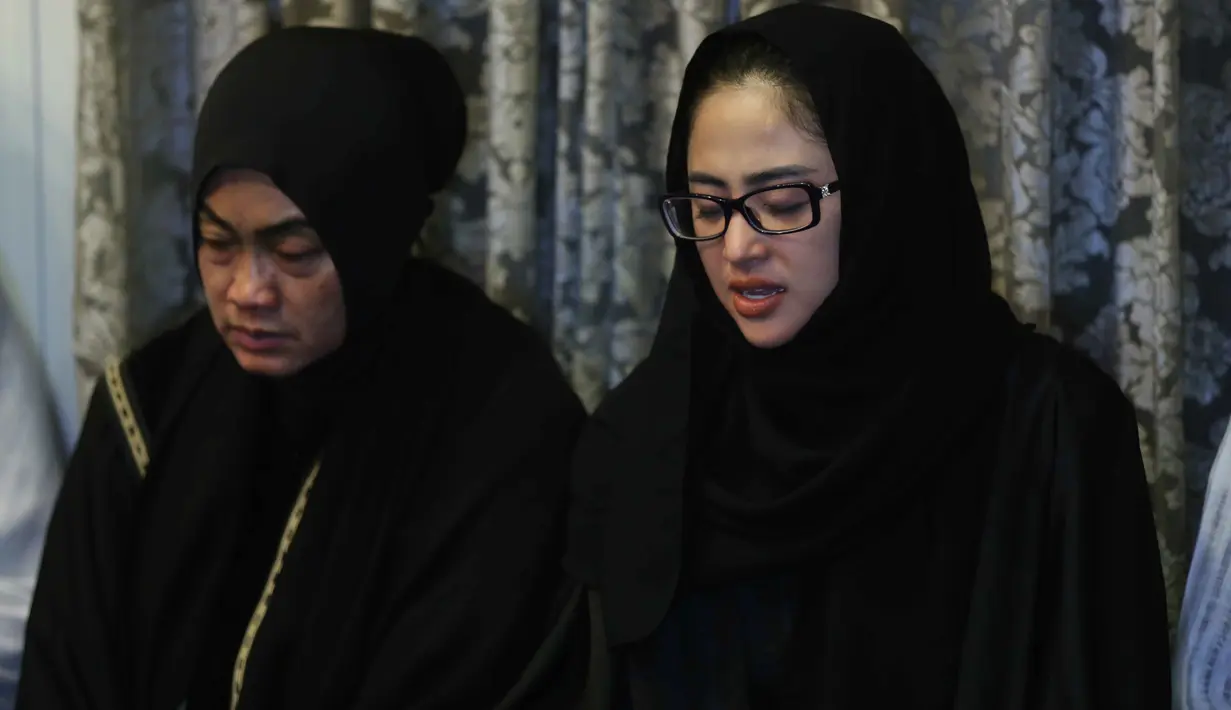 Seluruh keluarga besar serta para sahabat turut hadir di acara Tahlilan itu untuk memberikan doa kepada Jupe. Hadir juga Dewi Perssik yang saat itu tidak bisa menyembunyikan raut sedih atas kepergian Jupe. (Nurwahyunan/Bintang.com)