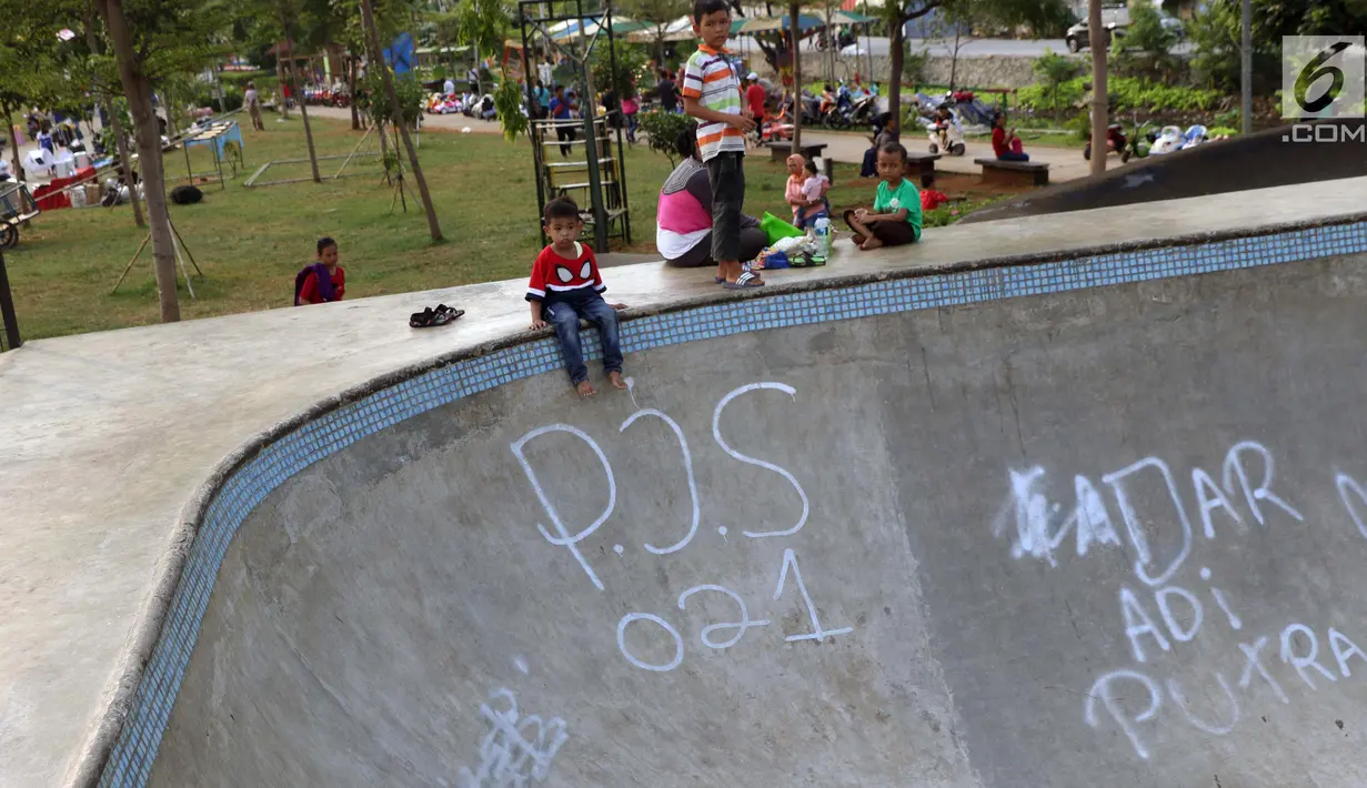 Coretan mengotori area Skate Park RPTRA Kalijodo, Jakarta, Sabtu (15/6/2019). Beberapa coretan dari orang yang tidak bertanggung jawab mulai mengotori salah satu arena bermain di RPTRA Kalijodo. (Liputan6.com/Helmi Fithriansyah)