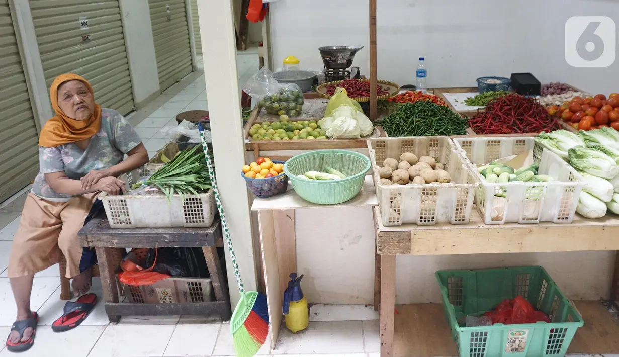 Pedagang pasar menunggu pembeli di Jakarta, Senin (28/10/2019). Badan Pusat Statistik (BPS) Provinsi DKI Jakarta mencatat sebagian harga komoditi di Jakarta mengalami penurunan yang menyebabkan deflasi sebesar 0,04 persen selama September 2019. (Liputan6.com/Angga Yuniar)