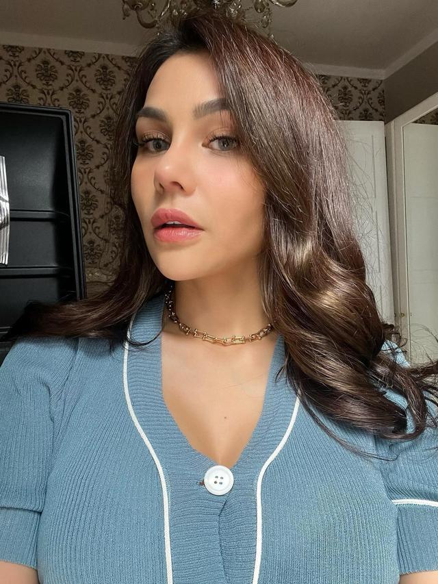 6 Potret Terbaru DJ Katty Butterfly yang Dipuji Hidungnya Semakin Mancung