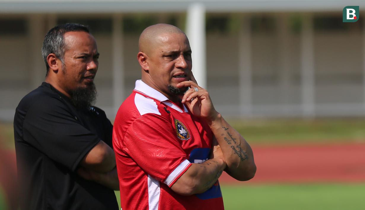 <p>Legenda sepak bola Brasil, Roberto Carlos mengamati permainan anak asuhnya saat menjadi pelatih pada Fourfeo Mini Tournament yang diikuti pemain U-16 pada acara BRImo Future Garuda di Stadion Madya Senayan, Jakarta, Kamis (01/06/2023). (Bola.com/Bagaskara Lazuardi)</p>