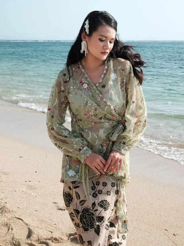 Baju Kurung dengan Aksen Bordir