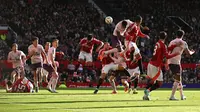 Pemain Brentford, Ethan Pinnock mencetak gol pembuka ke gawang Manchester United pada laga lanjutan Liga Inggris di Old Trafford, Manchester, Inggris, Sabtu (19/10/2024). (AFP/Oli Scarff)