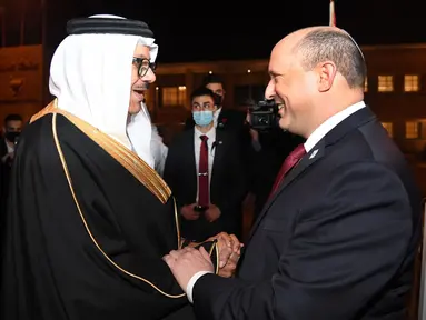 Menteri Luar Negeri Bahrain Abdullatif bin Rashid Al-Zayani menyambut Perdana Menteri Israel Naftali Bennett di bandara Manama pada 14 Februari 2022. Kunjungan itu adalah sejarah karena pertama kali dilakukan oleh PM Israel. (GPO / AFP)