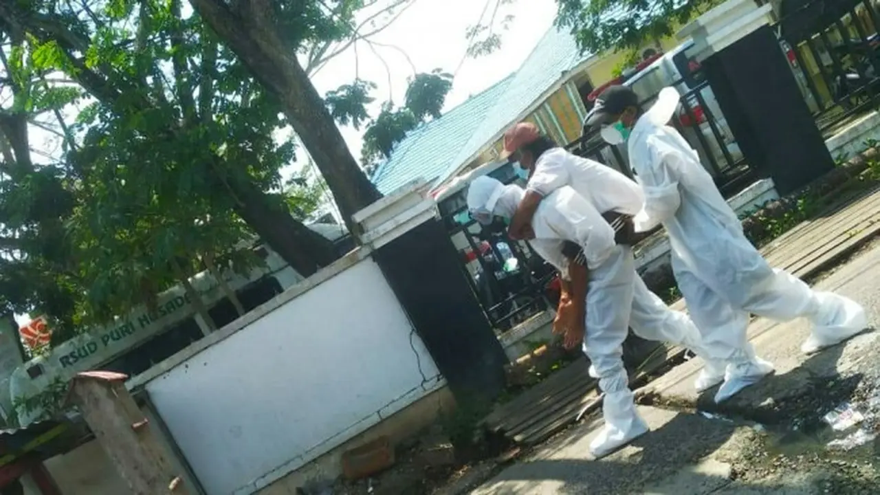 Aksi Bripka Dedek Kurniawan gendong pasien kontak erat dengan warga terkonfirmasi Covid-19.