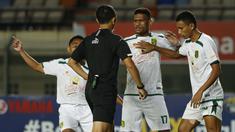 Pemain Persebaya Surabaya, Ricky R Kambuaya (tengah) dan Rendi Irwan Saputra (kiri) memprotes keras keputusan wasit saat melawan PS Sleman. (Foto: Bola.com/Ikhwan Yanuar)