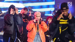 Aksi panggung Agnez Mo pada acara peluncuran Vivo V7 Plus di JIExpo Kemayoran, Jakarta Pusat, Kamis (28/9). Penyanyi 31 tahun ituseakan membius para penonton dengan penampilannya yang enerjik. (Liputan6.com/Faizal Fanani)