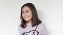 Referensi street style kekinian dengan mengkombinasikan sweater rajut dan black mini skirt ala Prilly Latuconsina (Foto:Instagram/prillylatuconsina96).