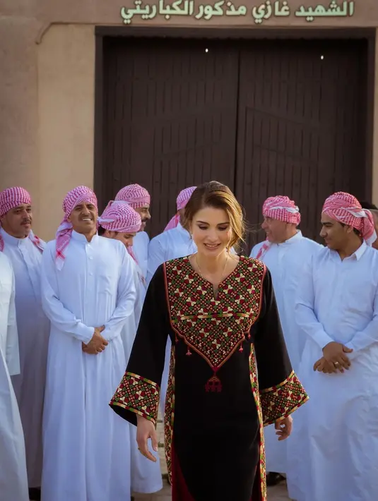 Model abaya yang memiliki sulaman pada bagian dada serta lengan (Foto: Instagram @queenrania)