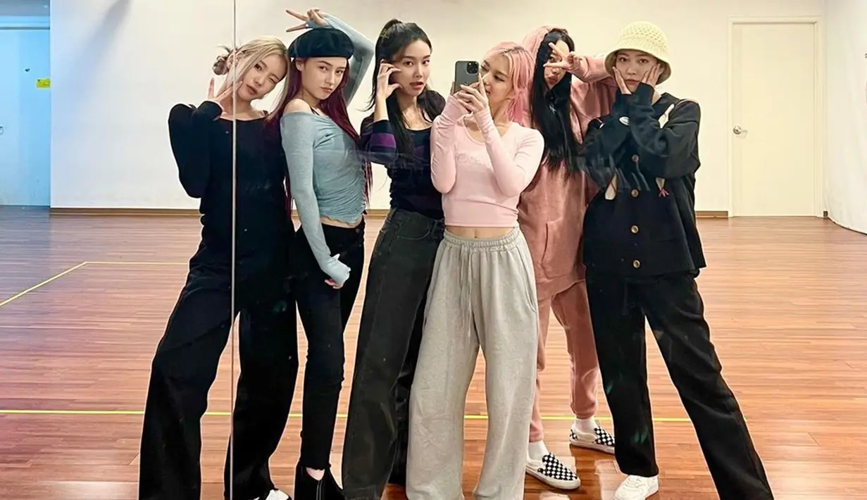 Berbagai momen kebersamaan para member pun kerap diunggah melalui media sosial masing-masing ataupun grup. Bahkan, momen saat keenam member mempersiapkan comeback di ruang latihan tak lepas dari sorotan. (Liputan6.com/IG/@momoland_official)