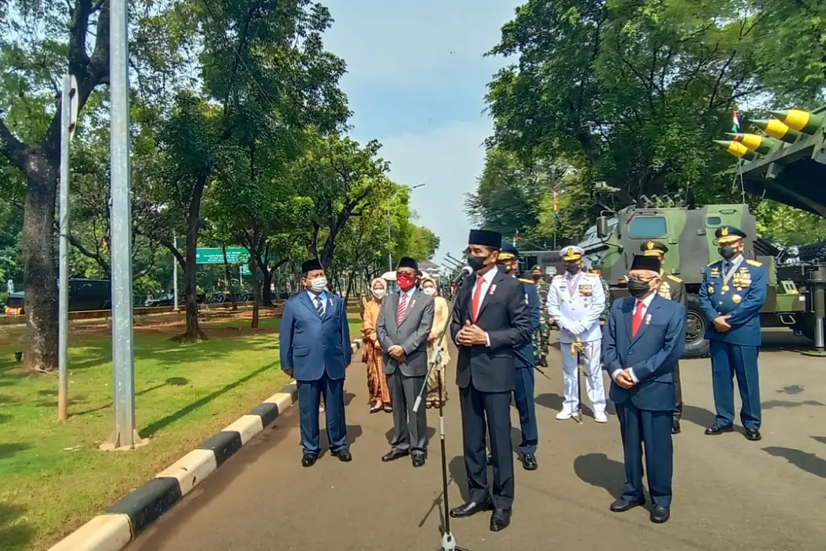 Presiden Joko Widodo atau Jokowi meninjau pameran alutsista usai memimpin upacara HUT ke-76 RI di Istana Merdeka Jakarta, Selasa (5/10/2021)