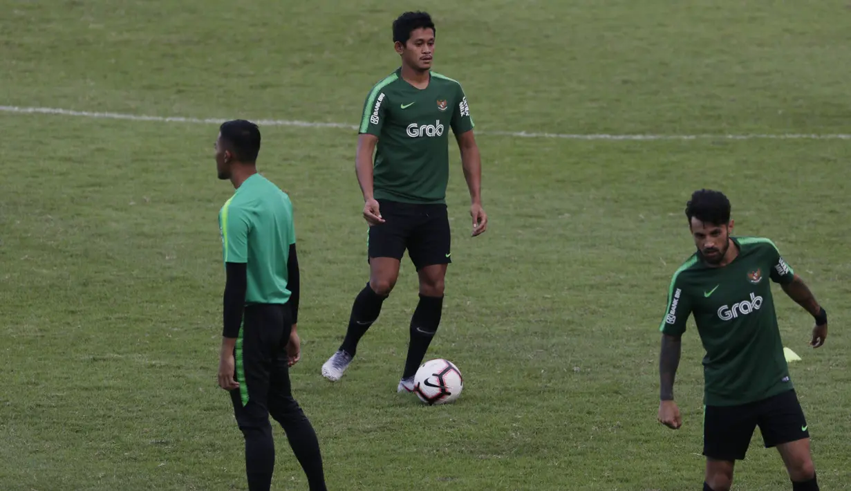 Pemain Timnas Indonesia, Rizky Pellu, mengontrol bola saat latihan di Stadion Madya Senayan, Jakarta, Jumat (8/3). Latihan ini merupakan persiapan jelang laga persahabatan melawan Myanmar. (Bola.com/Vitalis Yogi Trisna)