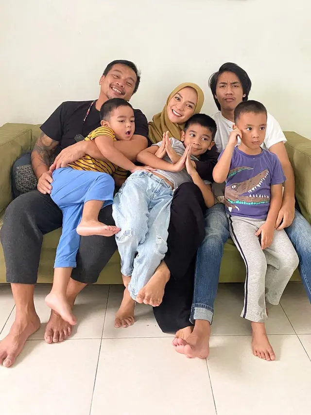 Jadi Ibu, Ini Potret 6 Mantan Penyanyi Cilik Era 90-an saat Momong Anak