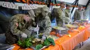 Tentara AS menyiapkan makan malam untuk merayakan Thanksgiving di perbatasan Donna, Texas, Kamis (22/11). Para tentara tetap merayakan Thanksgiving meski bertugas di perbatasan. (Senior Airman Alexandra Minor/U.S. Air Force/Department of Defense via AP)