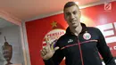 Pemain baru Persija, Alexandre Luiz Reame atau Xandao berpose usai memberi keterangan di Kantor Persija, Jakarta, Jumat (30/8/2019). Pesepakbola berkewarganegaraan Brasil ini bermain di posisi belakang, rencananya Xandao akan menggantikan posisi Stefan Paulle. (Liputan6.com/Helmi Fithriansyah)