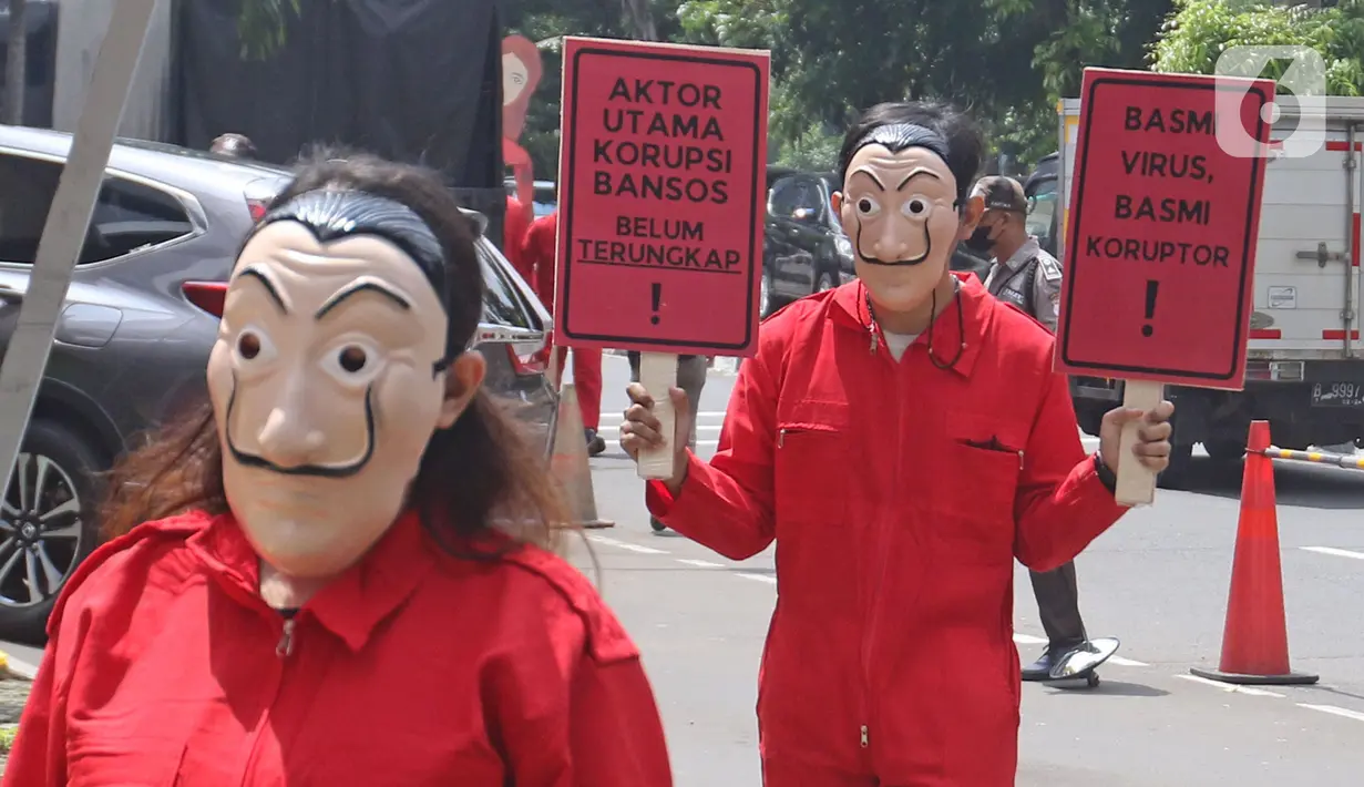 Sejumlah aktivis ICW dan Gerakan #BersihkanIndonesia melakukan aksi teatrikal di depan Gedung KPK, Jakarta, Rabu (8/12/2021). Aksi bertemakan Habis Gelap Tak Kunjung Terang tersebut sebagai bentuk keprihatinan negara Indonesia yang masih dilanda korupsi. (Liputan6.com/Herman Zakharia)
