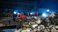 Tim penyelamat bekerja di lokasi tanah longsor di Bijie, Provinsi Guizhou, China barat daya, pada 4 Januari 2022. (Xinhua/Yang Wenbin)