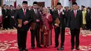 Lima pimpinan KPK periode 2019-2023 berpose usai pelantikan di Istana Negara, Jakarta, Jumat (20/12/2019). Komjen Firli Bahuri ditetapkan sebagai Ketua KPK, Alexander Marwata, Lili Pintauli Siregar, Nurul Ghufron, dan Nawawi Pomolango sebagai wakil Ketua. (Foto: Biro Pers Setpres)
