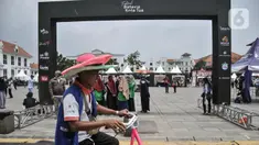 Pengunjung saat mendatangi Festival Batavia Kota Tua, Jakarta, Minggu (28/8/2022). Festival yang berlangsung hingga hari ini tersebut menampilkan sejumlah kesenian tradisional maupun modern dan memamerkan sejumlah produk UMKM di Jakarta sekaligus sebagai momentum diresmikannya wajah baru Kota Tua pasca direvitalisasi. (merdeka.com/Iqbal S Nugroho)
