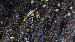 Atlet Norwegia, Kenneth Gangnes, saat beraksi di nomor Four Hills Piala Dunia Ski Jumping 2016 di Bischofshofen, Austria, (6/1/2016). (AFP/Michal Cizek)