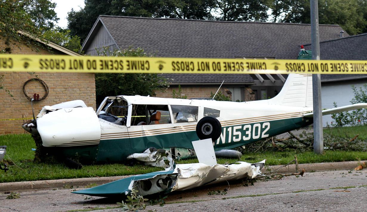 FOTO Pesawat  Kecil  Jatuh Lukai Dua Warga di Houston 