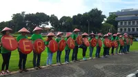 Aksi terima kasih tembakau dari Komunitas Kretek di Tugu Tani, Jakarta (Liputan6.com/ Oscar Ferri)