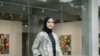 9 Model Outer Batik Panjang Motif Modern Cocok untuk Layering Hijabers yang Modis