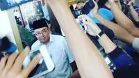 Jadwal sidang vonis kasus korupsi yang membelit Gubernur Bengkulu dan istrinya belum pasti, tapi warga sudah memenuhi PN Tipikor Bengkulu. (Liputan6.com/Yuliardi Hardjo Putro)