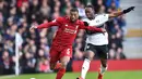 Aksi Georgino Wijnaldum pada laga lanjutan Premier League yang berlangsung di Stadion Craven Cottage, London, Minggu (17/3). Liverpool menang 2-1 atas Fulham. (AFP/Glyn Kirk)