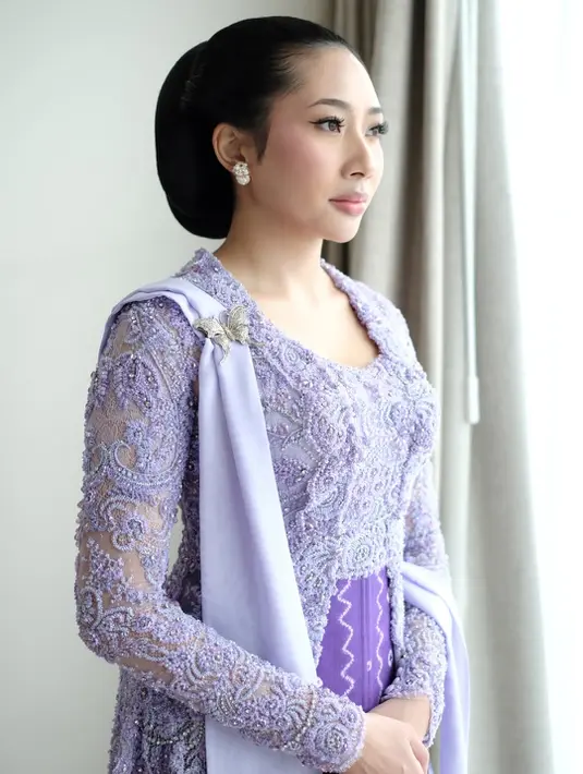 Ia juga hadir dengan sanggul jawa yang khas.Tanpa aksen berlebih, pesonanya hadirkan tampilan yang begitu memukau.  (Foto: Instagram/ @louisedaniellaa)