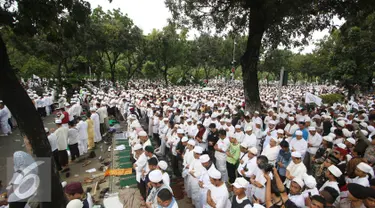 Massa gabungan dari beberapa ormas melaksanakan salat saat berunjuk rasa di depan gedung Balai Kota Jakarta, Jumat (14/10). Mereka mengecam ucapan Gubernur DKI Basuki Tjahaja Purnama yang dianggap telah melecehkan agama. (Liputan6.com/ Immanuel Antonius)