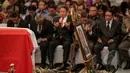Pelayat memanjatkan doa ketika upacara penghormatan Dubes RI untuk Pakistan, Burhan Muhammad di Kementrian Luar Negeri, Jakarta, Selasa (19/5/2015). Burhan wafat setelah menjalani perawatan pasca kecelakaan helikopter. (Liputan6.com/Faizal Fanani)