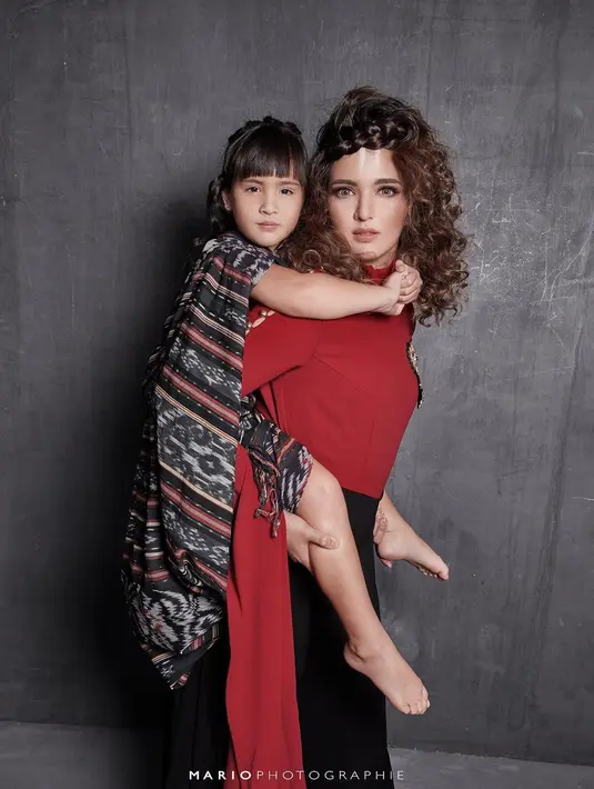 Nia Ramadhani dan Mikhayla Zalindra Bakrie tampil cantik dengan balutan kain khas Indonesia. (Foto: instagram.com/mariophotographie)