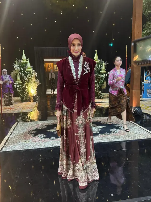 6 Detail Gamis Inneke Koesherawati saat Hadiri Pernikahan Al Ghazali, Tampil Elegan