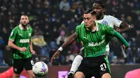 Bek Sassuolo asal Indonesia, Jay Idzes, berduel memperebutkan bola dengan penyerang Inter Milan asal Prancis bernomor 9, Marcus Thuram, dalam pertandingan Serie A Italia antara Sassuolo dan Inter Milan di Stadion Mapei, Reggio Emilia, Italia, pada 8 Februari 2026. (Piero CRUCIATTI / AFP)
