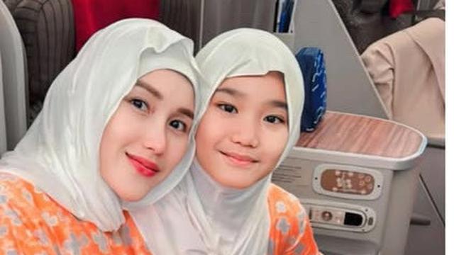 Ayu Ting Ting saat Umrah di Penghujung Tahun 2024