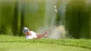 Pegolf Thailand, Piya Swangarunporn, memukul bola dalam turnamen golf Warisan Harta Sabah Masters di Sutera Harbour Golf and Country Club, Kota Kinabalu, Malaysia, (7/1/2016). (AFP/Lagardere Sports/Khalid Redza)