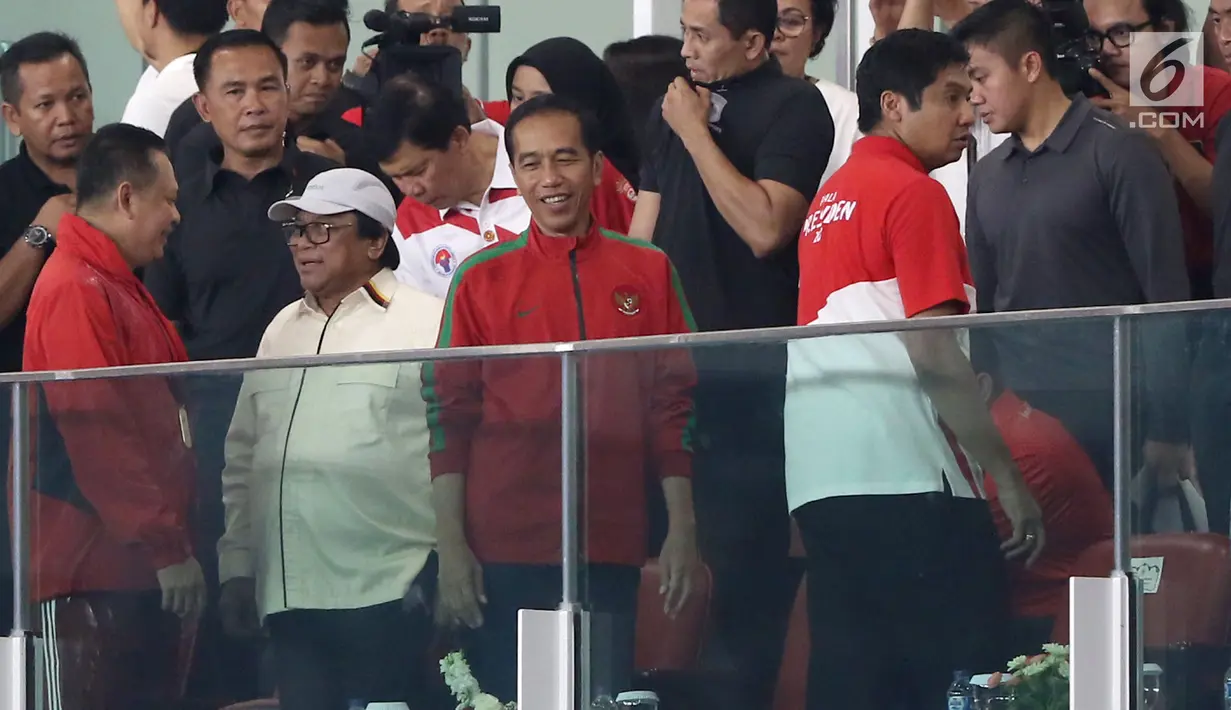 Presiden Joko Widodo (kedua kanan) kenakan jaket jersey Timnas RI menonton langsung final Piala Presiden 2018 antara Persija vs Bali United di Stadion Utama Gelora Bung Karno, Senayan, Jakarta, Sabtu (17/2) (Liputan6.com/Arya Manggala)