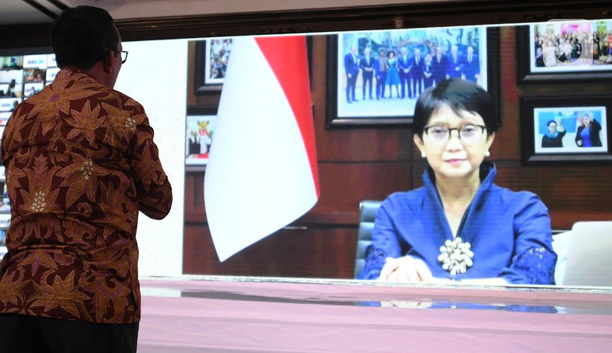 Direktur Utama PT Bank Tabungan Negara (Persero) Tbk. Haru Koesmahargyo berbincang dengan Menteri Luar Negeri Retno Marsudi secara daring pada acara Peringatan Hari Kartini di Menara BTN, Jakarta, Rabu (21/04/2021). (Liputan6.com/Pool/BTN)