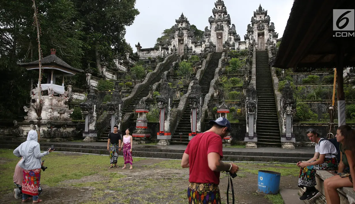 Sejumlah wisatawan mengunjungi Pelataran Agung Pura Lempuyang, Karangasem, Bali, Kamis (7/12). Erupsi Gunung Agung menyebabkan sejumlah destinasi wisata di kawasan Bali Timur mengalami penurunan jumlah wisatawan. (Liputan6.com/Immanuel Antonius)