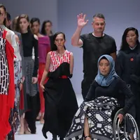 Desainer asal Inggris dan Indonesia libatkan penyandang disabilitas dalam peragaan busananya di JFW 2019, Minggu (21/10). (Foto: fimela.com/Deki Prayoga)