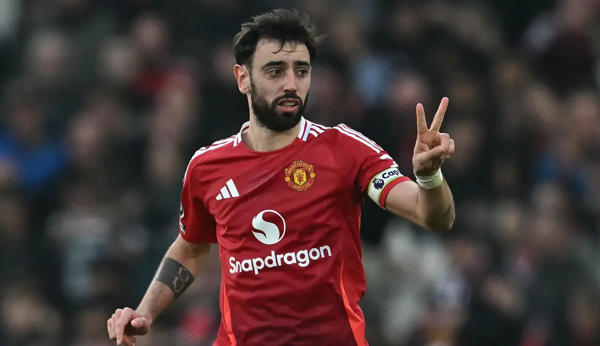 Jelang waktu turun minum atau pada menit ke-45+2, tendangan keras Bruno Fernandes berhasil merobek jala gawang Arsenal. Manchester United unggul 1-0. (Paul ELLIS/AFP)