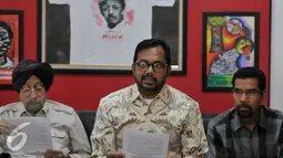 Koordinator Kontras,Haris Azhar (tengah) memberikan keterangan terkait kasus HAM masa lalu di Kantor Kontras, Jakarta, Kamis (9/7/2015). Mereka berharap rencana rekonsiliasi pemerintah disertai pengakuan atas keberadaan korban. (Liputan6.com/Johan Tallo)