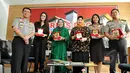 Maia Estianty (kedua kiri) dan Dewi Motik (ketiga kanan) usai menjadi narasumber dalam diskusi bertajuk "Prostitusi Artis" yang digelar Divisi Humas Mabes Polri, Jakarta, Selasa (12/5/2015). (Liputan6.com/Panji Diksana)